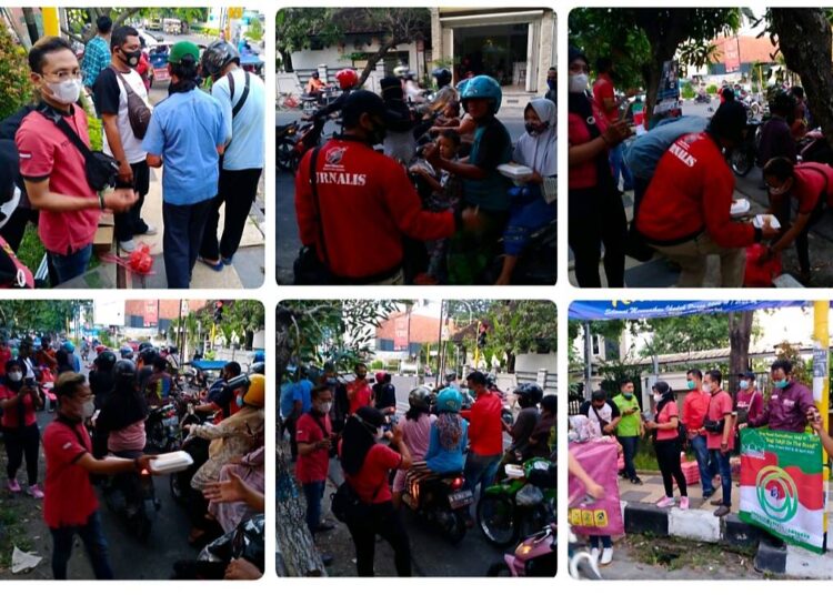 Komunitas Jurnalis Lamongan (KJL) Bagi Takjil On The Road di Perempatan Jalan Depan Gedung DPRD Lamongan