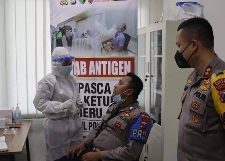 Anggota Polres Gresik Jalani Rapid Test Usai Jaga Pos Check Point