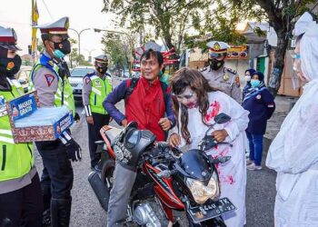 Ingatkan Masyarakat Pentingnya Prokes,Polres Gresik Hadirkan Pocong dan Corona