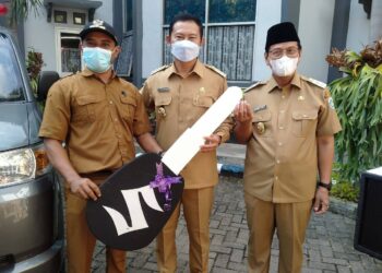 Serah Terima Bantuan Mobil Sehat Dari Bupati YES untuk Desa Kesambi Kecamatan Pucuk