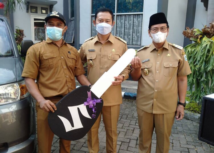Serah Terima Bantuan Mobil Sehat Dari Bupati YES untuk Desa Kesambi Kecamatan Pucuk