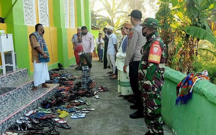 Dandim 1622 Alor Sebar Anak Buahnya Amankan Masjid dan Gereja