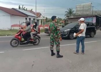 Anggota Koramil 04/Plk Bersama Petugas Gabungan Laksanakan Pam Ketupat Selawah 2021 di H+2 Lebaran