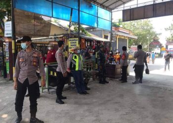 Pastikan Pengunjung Patuhi Prokes, Polres Gresik Perketat Pengamanan Tempat Wisata Pasir Putih Delegan