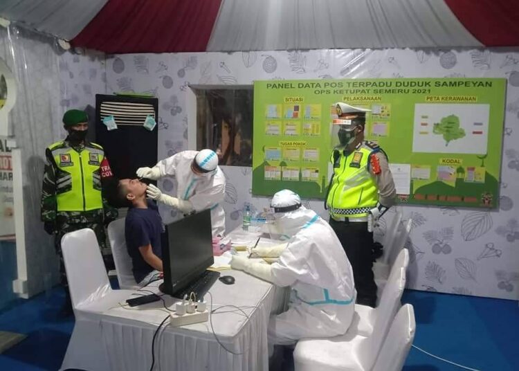 Polres Gresik Gelar Giat Penyekatan, 10 Orang Dirapid Test Antigen