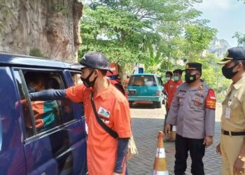 Polres Gresik Pastikan Penerapan Prokes Obyek Wisata Setigi