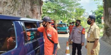 Polres Gresik Pastikan Penerapan Prokes Obyek Wisata Setigi