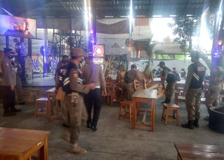 Kabag Ops Polres Lamongan AKP Slamet Agus Sumbono Bersama Petugas Gabungan Laksanakan Operasi Penegakan Prokes