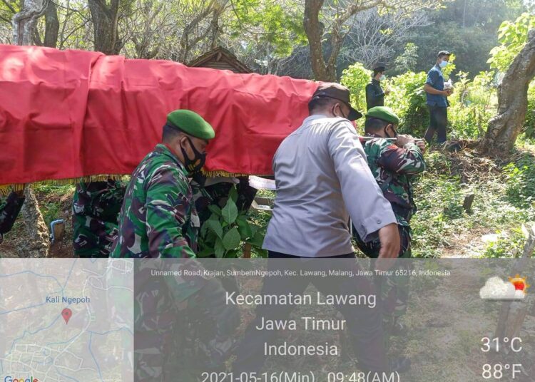 Polsek Purwosari Antar Pemakaman Anggota Koramil