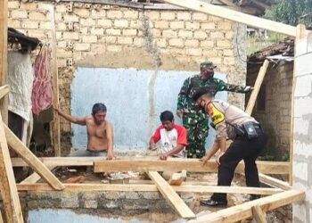 Sinergitas Babinsa dan Bhabinkamtibmas Bangun Rumah Untuk Warga Yang Kurang Mampu