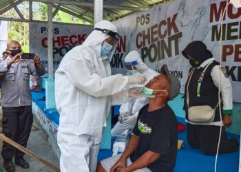Polres Lumajang Lakukan Test Swab Antigen Gratis di Pos Penyekatan