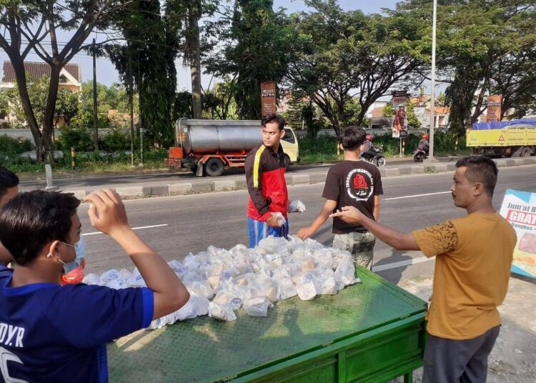 Aksi sosial Makan Gratis Sepuasnya Oleh Komunitas Jumat Nabung Lamongan