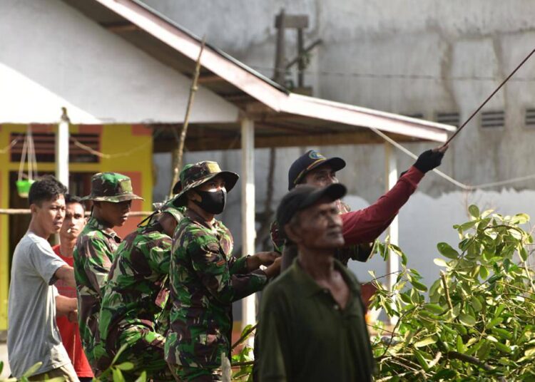 Kompak Bersama Masyarakat, Prajurit Yonkav 12/BC Bersihkan Lingkungan