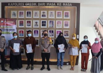 Polres Gresik Berikan SIM Gratis dan Pengurusan Surat Kendaraan Bagi Keluarga Korban KRI Nanggala 402