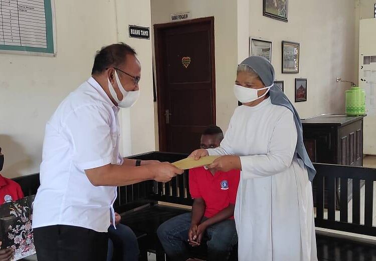 Selaku Orang Tua Asuh, Kasatintelkam Wakili Kapolres Lumajang Silaturahmi Dan Berikan Tali Asih Kepada Pelajar Papua