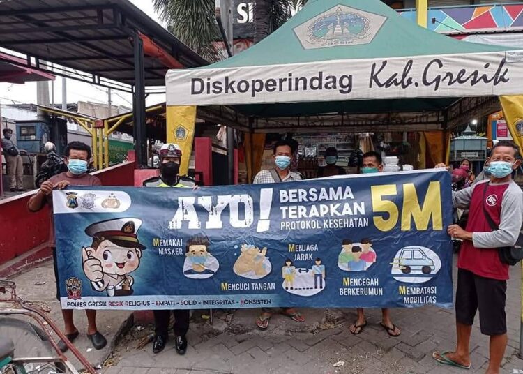 Pasar Tradisional Juga Jadi Sasaran Satlantas Polres Gresik Sosialisasikan Prokes