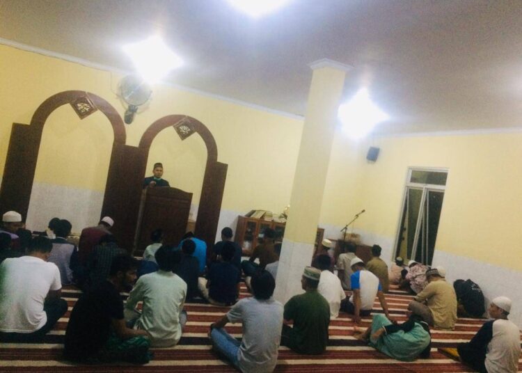 Wilujeung Sumping Gerhana Bulan, Warga Maduhur Shalat dan Nobar di Masjid