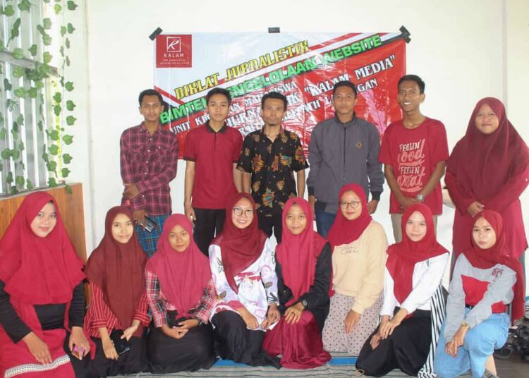 Unik, Ukm Pers Kalam Billfath laksanakan Diklat Jurnalistik di Warung Kopi