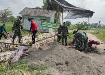 Koramil 0812/19 Laren Intensif Bantu Petani dalam membangun Normalisasi Saluran Irigasi
