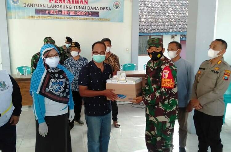750 Masker dan Obat-obatan Diberikan Kepada Warga Ds. Sidodowo