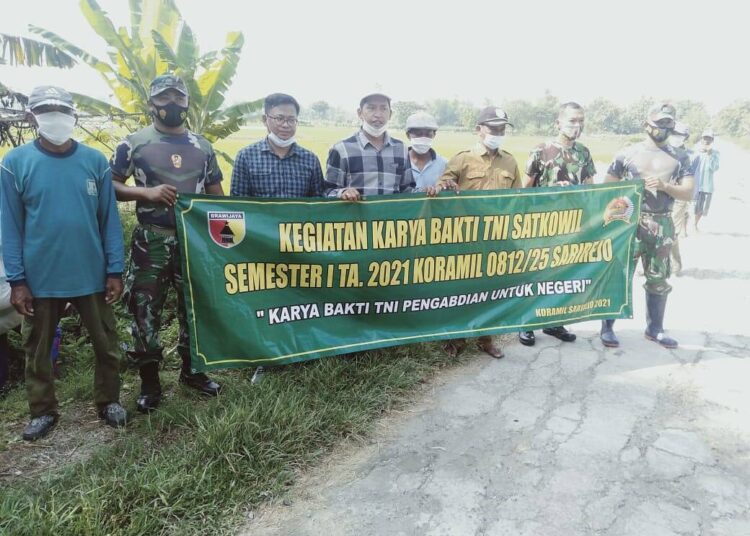 Bersama Masyarakat Babinsa Sarirejo Kerjakan Saluran Irigasi