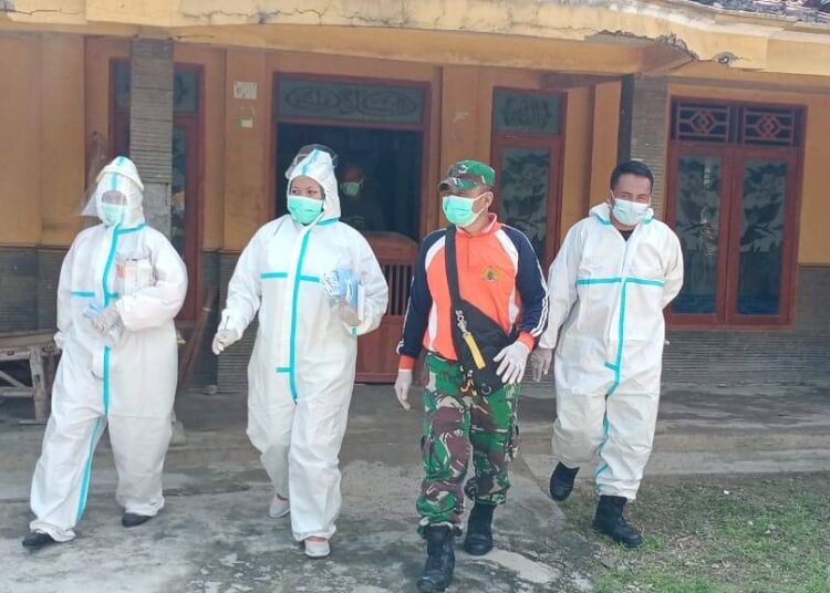 Hindari Kerumunan, Pengobatan Warga Desa Sidodowo Dilakukan Dor To Dor