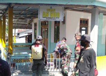 Anggota Zidam dan Satgas Covid Laksanakan Penyemprotan Disinfektant di Kampung Pramuka Desa Anjongan Dalam