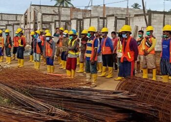 Kapten Czi Denny Harizal Pertegas Kesehatan dan Keselamatan Kerja (K3), Protkes Kepada Para Pekerja di Rumdis Yonkav 12/BC Mempawah