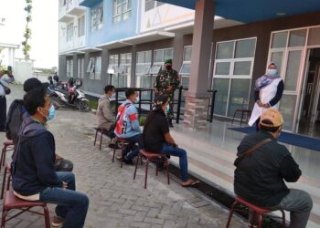 Pastikan Keamanan dan Kenyamanan PMI, Anggota jajaran Kodim 0812 Awasi Karantina di Rusunawa ASN Lamongan