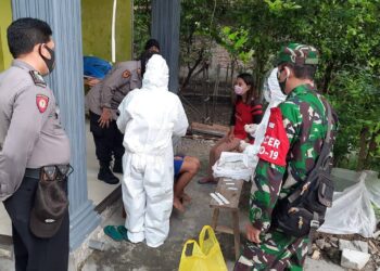 Tanggung Jawab Wilayah, Babinsa 0812/11Kedungpring Dampingi Petugas Medis Laksanakan Contact Tracer