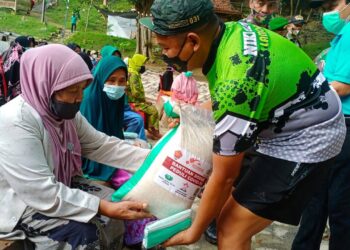 Sambil Gowes, Kodim 0812 Lamongan Beri Bantuan Sembako Untuk Warga Kurang Mampu
