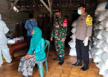 Pendampingan Babinsa Dalam Proses Tracing Oleh Tim Kesehatan kepada Warga