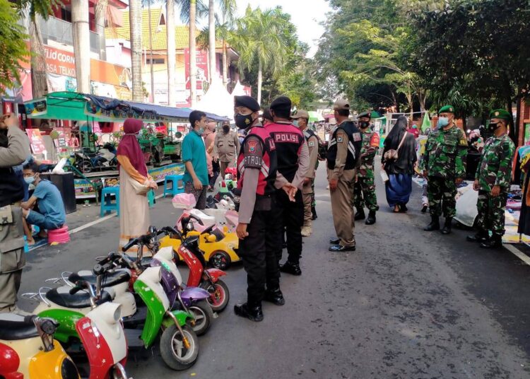 Gugus Tugas Covid 19, Awasi Disiplin Masyarakat dan PPKM Mikro di Alun-alun Lamongan