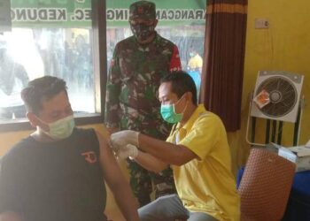 Babinsa 0812/11 Kedungpring Dampingi Masyarakat Saat Divaksin Covid-19