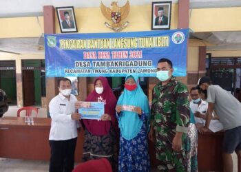 Babinsa Koramil 0812/04 Tikung Dampingi Penyaluran BLT Dana Desa