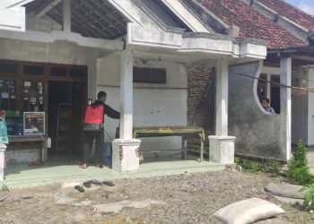 Cegah Penyebaran Virus Covid-19, Pemdes Lamongrejo Lakukan Penyemprotan Disinfektan