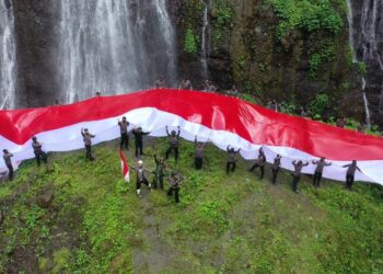 Hari Bhayangkara ke 75, Polres Lumajang Kibarkan Bendera Merah Putih Raksasa