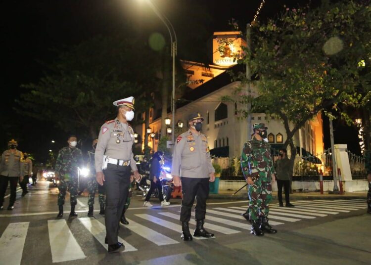 Malam hari, Wakapolda Jatim dan Unsur Forkopimda Jatim Tinjau Pos Pengendalian Covid 19 Polrestabes Surabaya