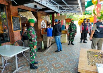 Pelaksanaan Hari Kedua PPKM Darurat di Lamongan, Petugas Gabungan Sasar Pasar dan Warung Kopi