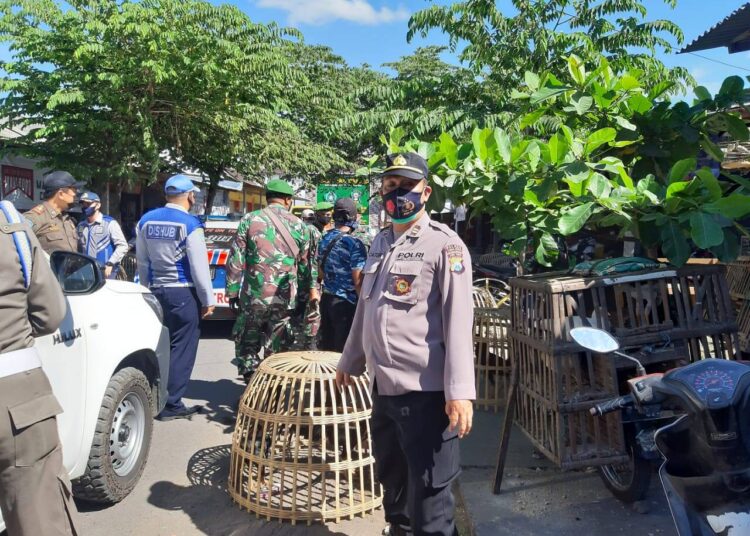 Pemberlakuan PPKM Darurat, Petugas Gabungan Berikan Sosialisasi Dan Himbauan di Pasar Burung