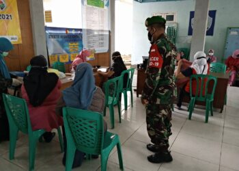 Babinsa Ramil 0812/26 Pucuk Bersama Bhabinkamtibmas Polsek Pucuk Galang Warga Dalam Serbuan Vaksin