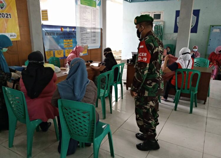 Babinsa Ramil 0812/26 Pucuk Bersama Bhabinkamtibmas Polsek Pucuk Galang Warga Dalam Serbuan Vaksin
