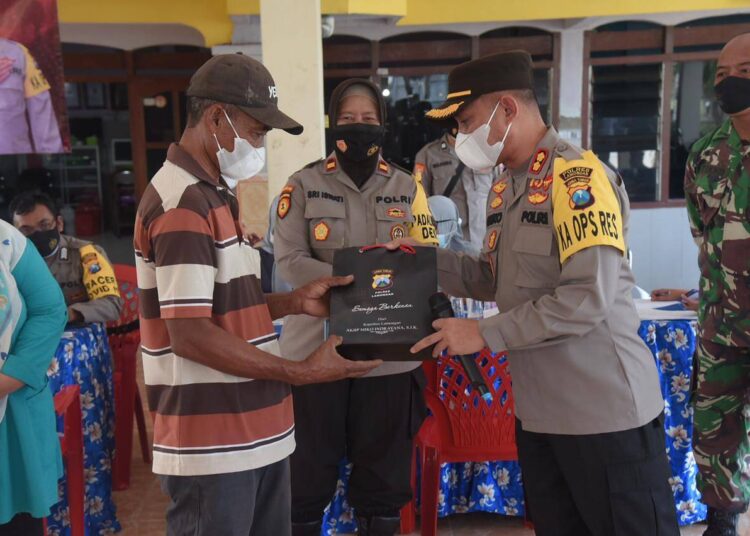 Kapolres Lamongan AKBP Miko Indrayana Memantau Langsung Pelaksanaan Bakti Kesehatan Bhayangkara Untuk Negeri