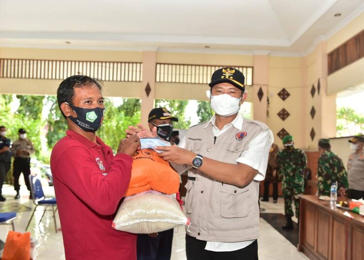 3 Pilar Kabupaten Lamongan Distribusikan 1.600 Paket Sembako Untuk Warga Isoman