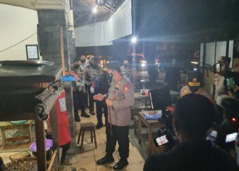 Malam-malam, Kapolri Blusukan di Solo Bagi-bagi Sembako ke Warga Dan Pedagang Angkringan