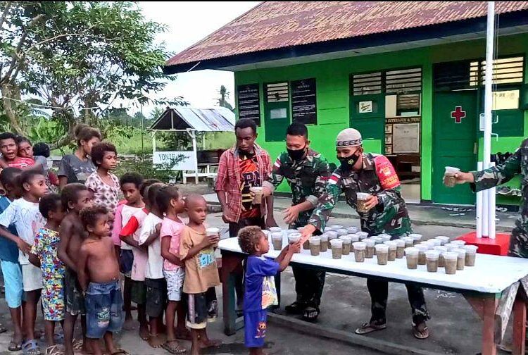 Jumat Berkah Satgas Pamtas RI-PNG Yonif 131/Brs Berbagi Makanan Bergizi Untuk Anak-anak Papua
