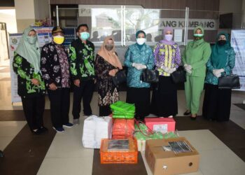 Ketua Persit KCK Cabang XXVII Kodim 0812 Lamongan Beri Bantuan Alat Pelindung Diri (APD) Kepada Puskesmas Karangkembang Kec Babat