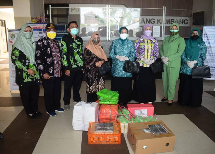 Ketua Persit KCK Cabang XXVII Kodim 0812 Lamongan Beri Bantuan Alat Pelindung Diri (APD) Kepada Puskesmas Karangkembang Kec Babat