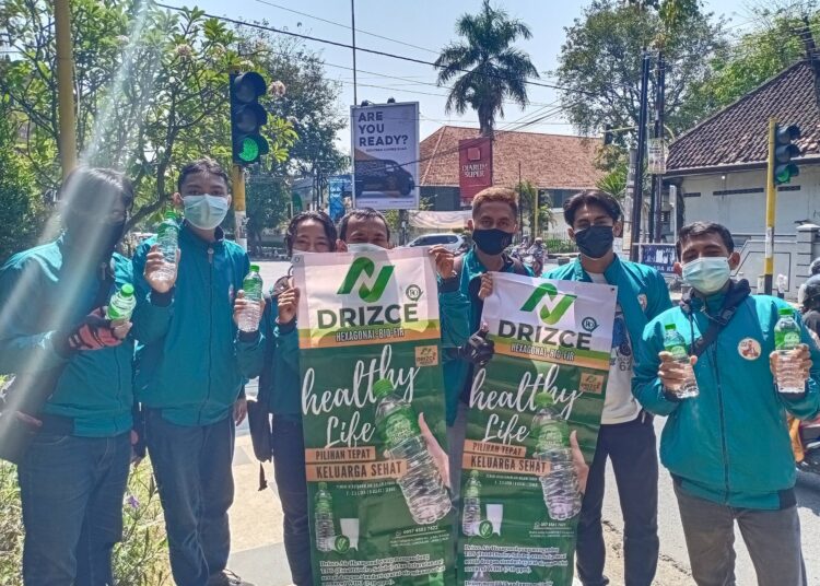 Bagi Bagi Gratis Air Sehat Hexagonal NuDrize, Aksi Sosial Fay Kurir Lamongan