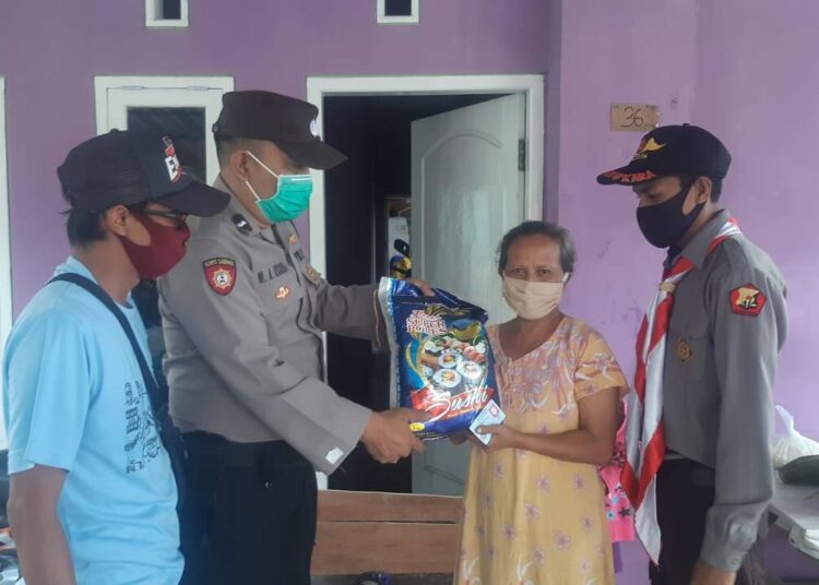 Jajaran Polsek Distribusikan Bansos Ditengah Pandemi Covid-19